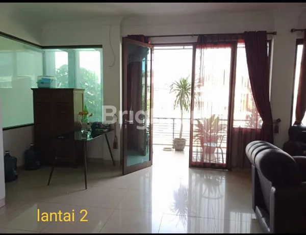 image RUMAH YG SANGAT INDAH DAN LUAS 4 LANTAI (1)