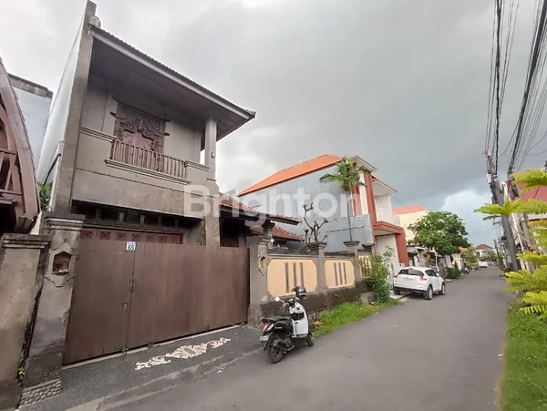 DIJUAL ATAU DISEWAKAN CEPAT RUMAH STYLE OLD MONEY 2 LANTAI DI DENPASAR SELATAN
