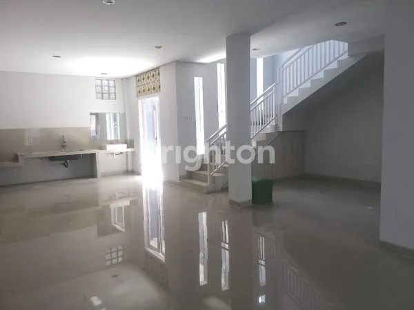 image RUMAH BAGUS BERSIH 2 LANTAI DI DENPASAR (5)