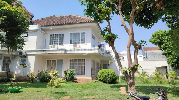 image RUMAH DI PERUM VIRGINIA REGENSI PAKUWON CITY SURABAYA (2)