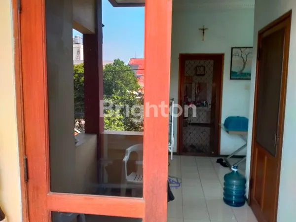 image RUMAH 2 LANTAI SIAP HUNI DI JALAN KEMBAR NGINDEN INTAN  (2)