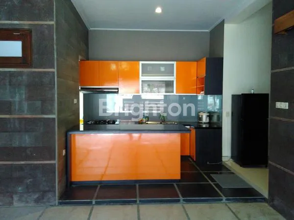 image SOLO, SERENGAN : RUMAH TINGGAL CANTIK. HARGA DAMAI, FULL FURNISHED, TENGAH KOTA, LUAS: 180M. SHM (4)