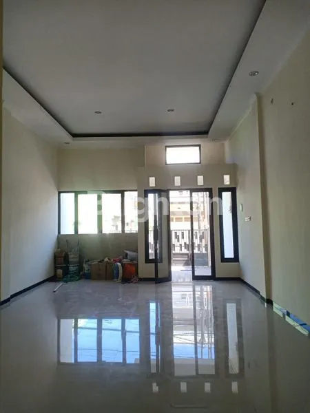 image RUMAH BARU MODERN 2 LANTAI DI MEDOKAN AYU DENGAN HIGH CEILING (2)