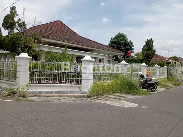 RUMAH DI JL APEL JAJAR
