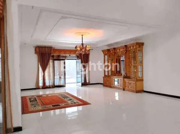image RUMAH DUA LANTAI DILENGKAPI KOLAM RENANG SAYAP BUAHBATU (4)