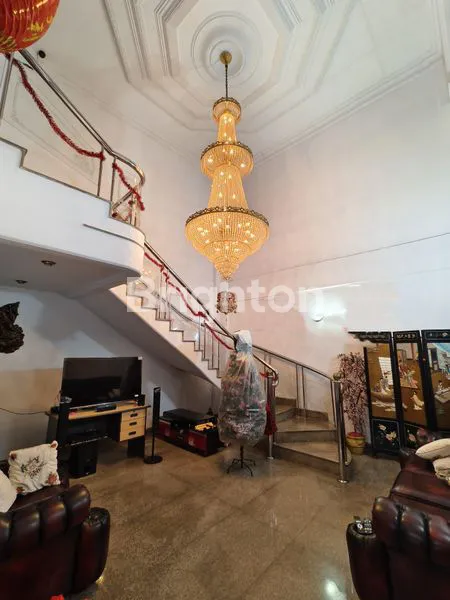 image RUMAH TOMANG 284M2 POSISI NGANTONG, KONSTRUKSI BAGUS, PAKAI GRANIT , SHM JAKARTA BARAT (2)