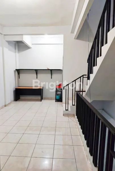 image RUMAH 3 LANTAI STRATEGIS RAMAI LALU LALANG JELAMBAR JAKARTA BARAT (3)