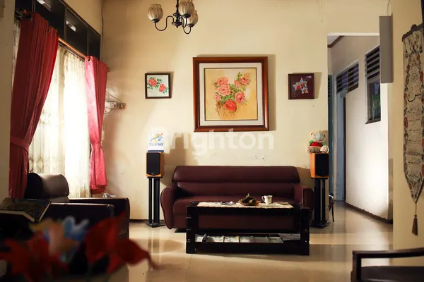 image RUMAH CLASSIC 2 LANTAI DI KOMPLEK DEPDIKBUD (3)