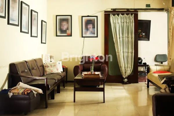 image RUMAH CLASSIC 2 LANTAI DI KOMPLEK DEPDIKBUD (1)