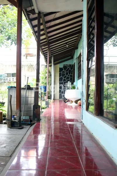 image RUMAH CLASSIC 2 LANTAI DI KOMPLEK DEPDIKBUD (4)