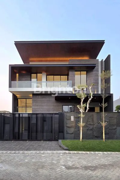 image RUMAH MINIMALIS BARU SPLIT LEVEL CITRALAND SURABAYA KAWASAN GOLF LUASAN 300 DEKAT DENGAN CLUBHOUSE, GWALK, PAKUWON MALL HARGA 9 M-AN  BISA NEGO (1)