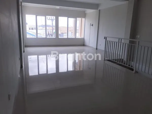 image FOR RENT RUKO 3 LANTAI DEWI SRI , HIGH TRAFIC BUSINESS (2)