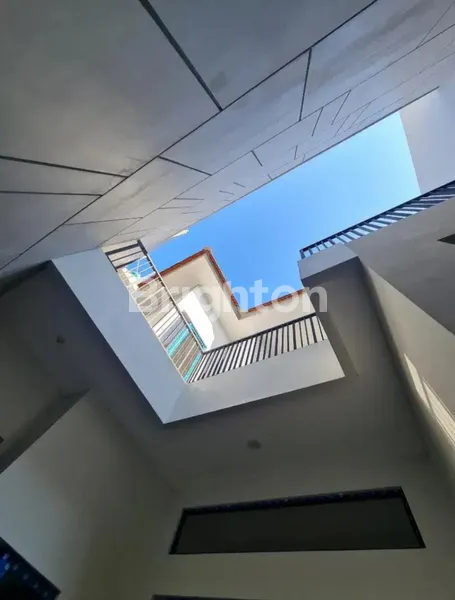 image RUMAH MANYAR KERTOADI BANGUNAN BARU GRESS LOKASI ELITE  (5)