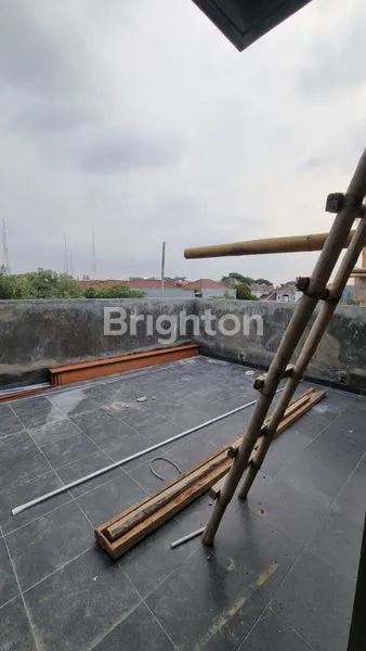 image RUMAH TAMAN VILLA MERUYA JAKARTA BARAT POSISI HOOK SELATAN BARAT 3 LANTAI (8)