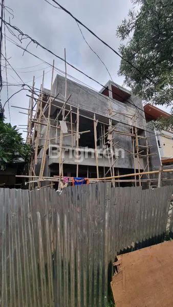 image RUMAH TAMAN VILLA MERUYA JAKARTA BARAT POSISI HOOK SELATAN BARAT 3 LANTAI (4)