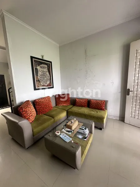 image RUMAH SIAP HUNI 2 LANTAI DEKAT DENGAN LUWES GENTAN (2)