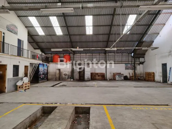 image BANGUNAN EX SHOWROOM MOBIL DI TUNJUNGAN, SURABAYA PUSAT (2)