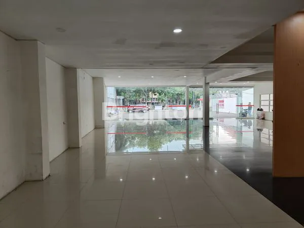 image BANGUNAN EX SHOWROOM MOBIL DI TUNJUNGAN, SURABAYA PUSAT (6)