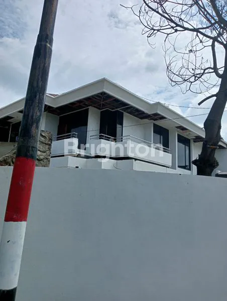 image RUMAH MEWAH 2 LANTAI SIAP HUNI SURABAYA (2)