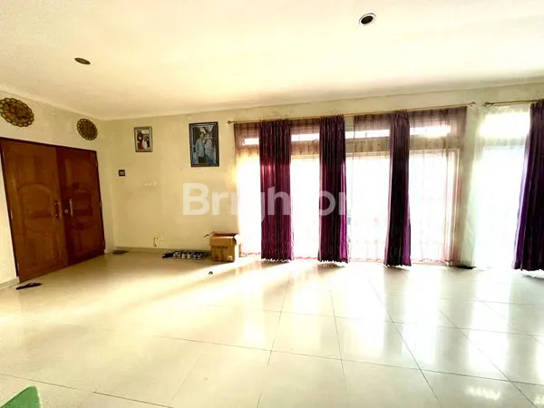 image RUMAH BESAR ADA KOLAM RENANG (4)