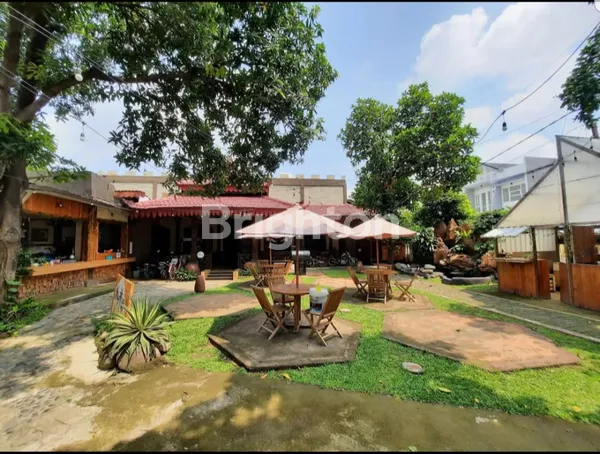 BANGUNAN DENGAN HALAMAN LUAS