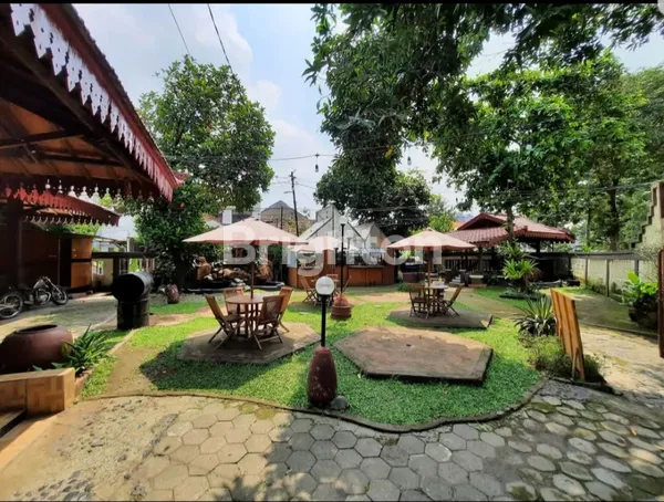 image BANGUNAN DENGAN HALAMAN LUAS. (3)