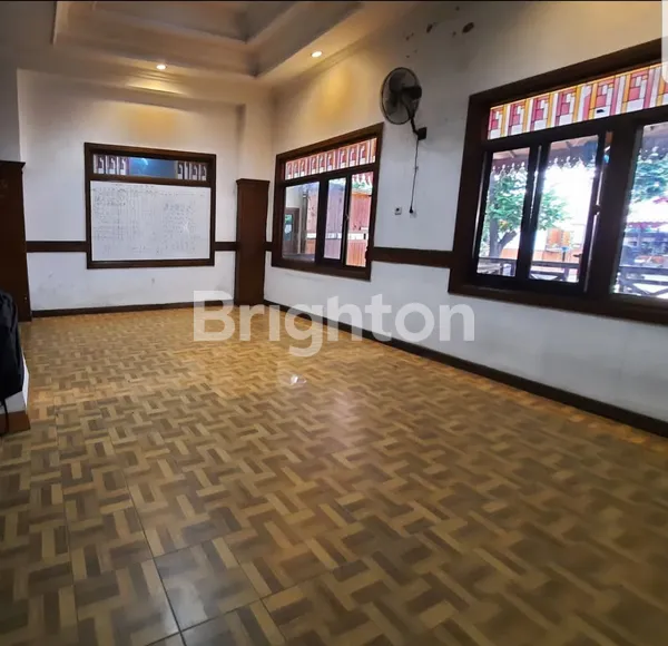 image BANGUNAN DENGAN HALAMAN LUAS. (4)