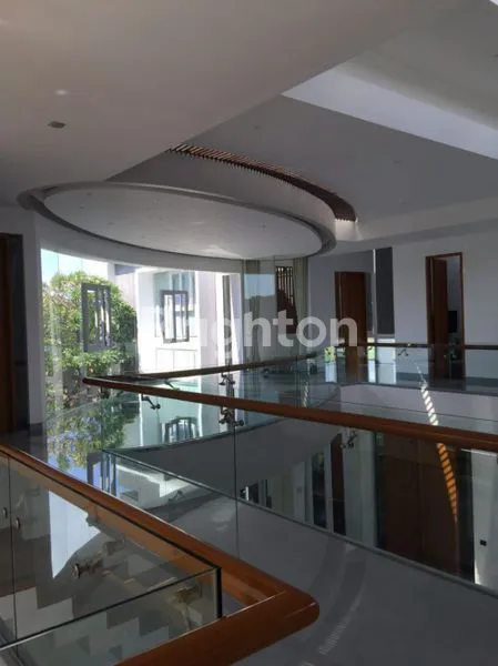 image RUMAH DENGAN FASILITAS KOLAM RENANG DI GRAHA FAMILI (1)