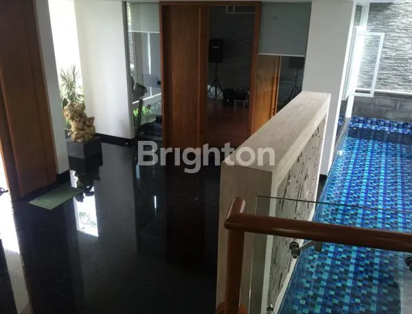 image RUMAH DENGAN FASILITAS KOLAM RENANG DI GRAHA FAMILI (2)