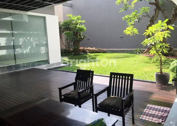 image RUMAH DENGAN FASILITAS KOLAM RENANG DI GRAHA FAMILI (3)