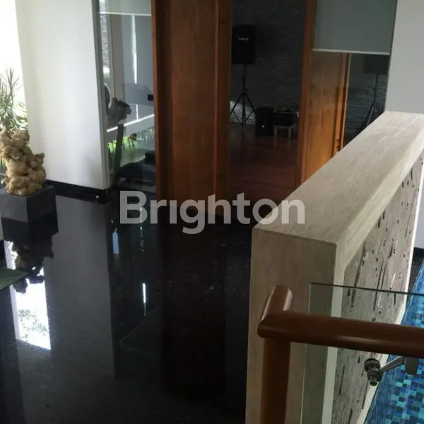 image RUMAH DENGAN FASILITAS KOLAM RENANG DI GRAHA FAMILI (4)