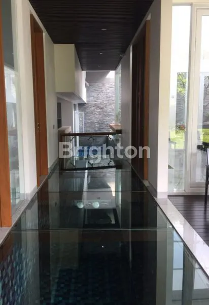 image RUMAH DENGAN FASILITAS KOLAM RENANG DI GRAHA FAMILI (5)