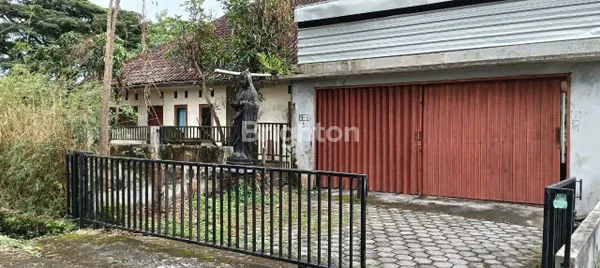 DIJUAL RUMAH DENGAN TANAH YANG LUAS - SIAP HUNI, FULL FURNISH, COCOK UNTUK INVESTASI
