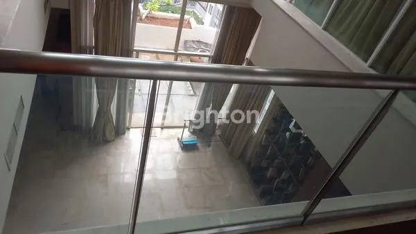 PENTHOUSE 3 LANTAI SEMI FURNISHED DI SEMANGGI JAKSEL