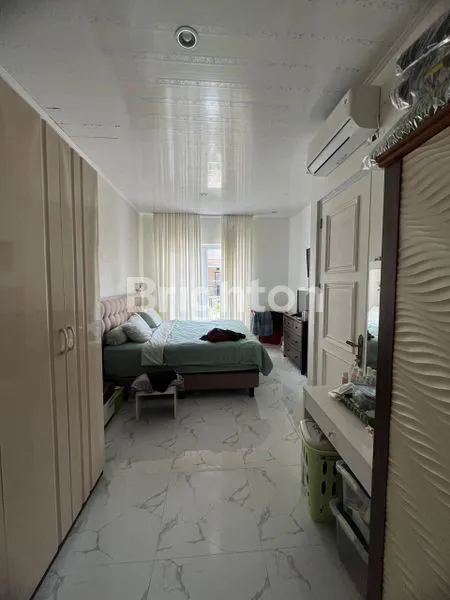 image RUMAH MEWAH 3 LANTAI, SHM, DENGAN 3+1 KAMAR TIDUR DI VILLA PERTIWI DEPOK (5)