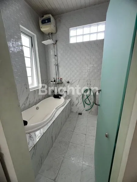 image RUMAH MEWAH 3 LANTAI, SHM, DENGAN 3+1 KAMAR TIDUR DI VILLA PERTIWI DEPOK (6)