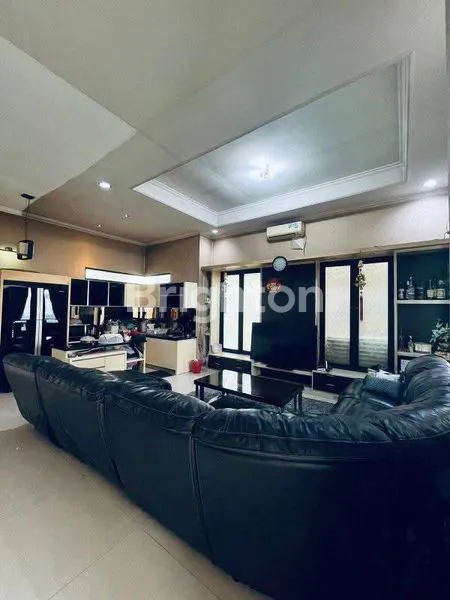 image DI JUAL CEPAT DIBAWAH HARGA PASARAN, HITUNG TANAH SAJA RUMAH 3 LANTAI DI HOOK DAN TAMAN YG LUAS DI BINTARO SEKTOR 7 (2)