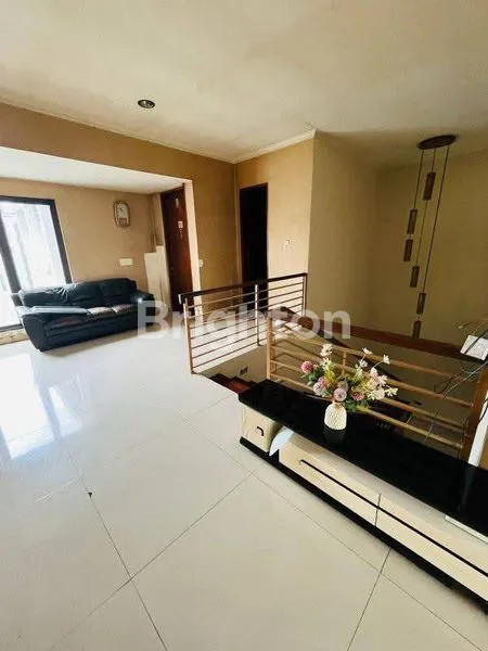 image DI JUAL CEPAT DIBAWAH HARGA PASARAN, HITUNG TANAH SAJA RUMAH 3 LANTAI DI HOOK DAN TAMAN YG LUAS DI BINTARO SEKTOR 7 (5)