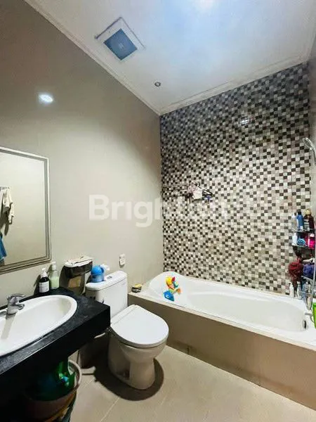 image DI JUAL CEPAT DIBAWAH HARGA PASARAN, HITUNG TANAH SAJA RUMAH 3 LANTAI DI HOOK DAN TAMAN YG LUAS DI BINTARO SEKTOR 7 (4)