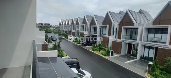 image RUMAH BARU MEWAH EXCLUSIVE LOKASI HOOK YANG NYAMAN SIAP HUNI (2)