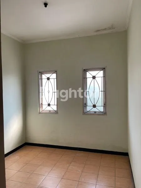 image RUMAH SIAP PAKAI 1,5 LANTAI TERAWAT HABIS DI CAT (8)