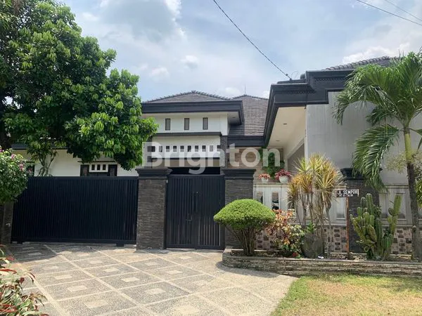 RUMAH MEWAH DAN KOLAM RENANG DI PERUMAHAN LALADON INDAH