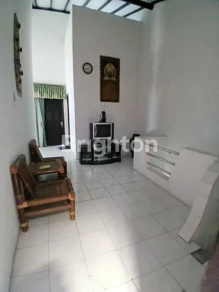 image RUMAH 2 LANTAI PINGGIR JALAN ASPAL SIAP HUNI LOKASI BANTENG BARU (7)