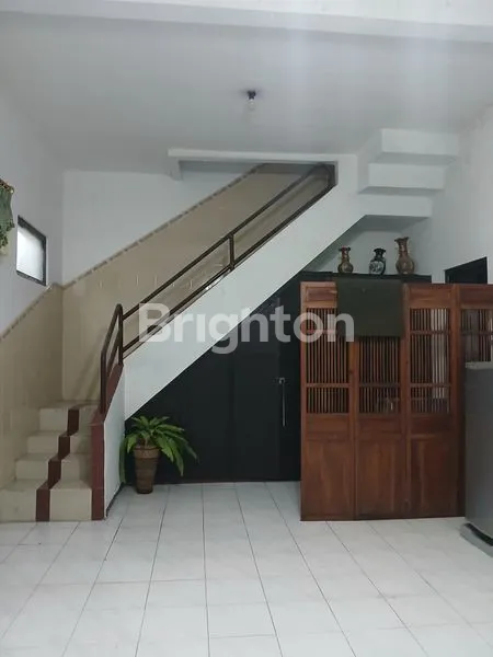 image RUMAH 2 LANTAI PINGGIR JALAN ASPAL SIAP HUNI LOKASI BANTENG BARU (3)