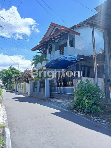 image RUMAH 2 LANTAI PINGGIR JALAN ASPAL SIAP HUNI LOKASI BANTENG BARU (1)