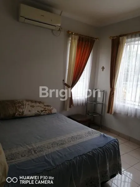 image RUMAH CANTIK DI HOOK, BERSIH, 2 LANTAI DI KOTA WISATA (5)