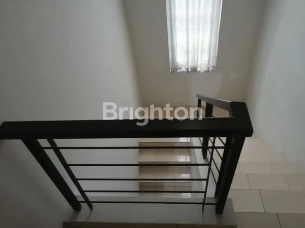 image RUMAH CANTIK DI HOOK, BERSIH, 2 LANTAI DI KOTA WISATA (4)