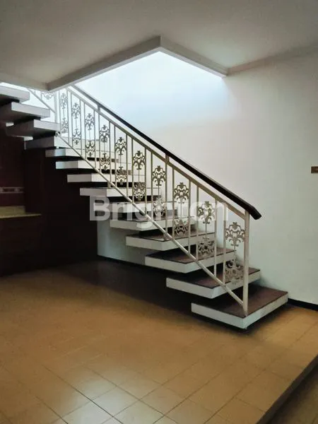 image RUMAH LUAS 2 LANTAI LOKASI STRATEGIS DI DIENG (3)