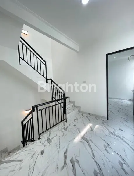 image RUMAH BARU DI KEDOYA, BANGUNAN  3 LANTAI  (5)