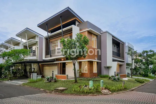 image RUMAH 2 LANTAI SIAP HUNI FULL RENOVASI DI SPRINGS SUMMARECON SERPONG (3)